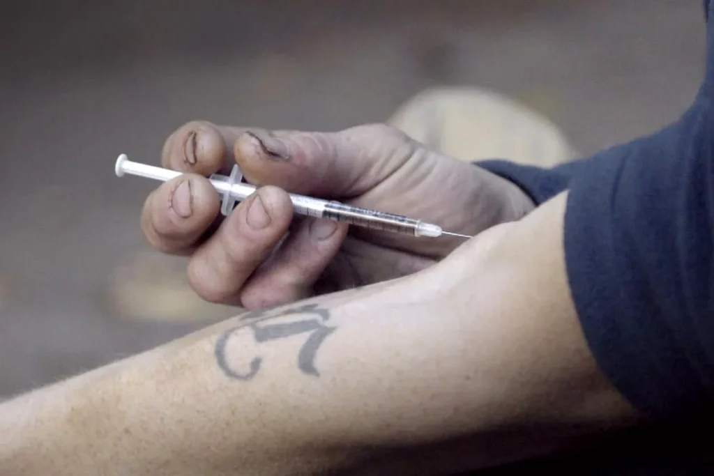 Heroin Addict Signs: Critical Warning Indicators